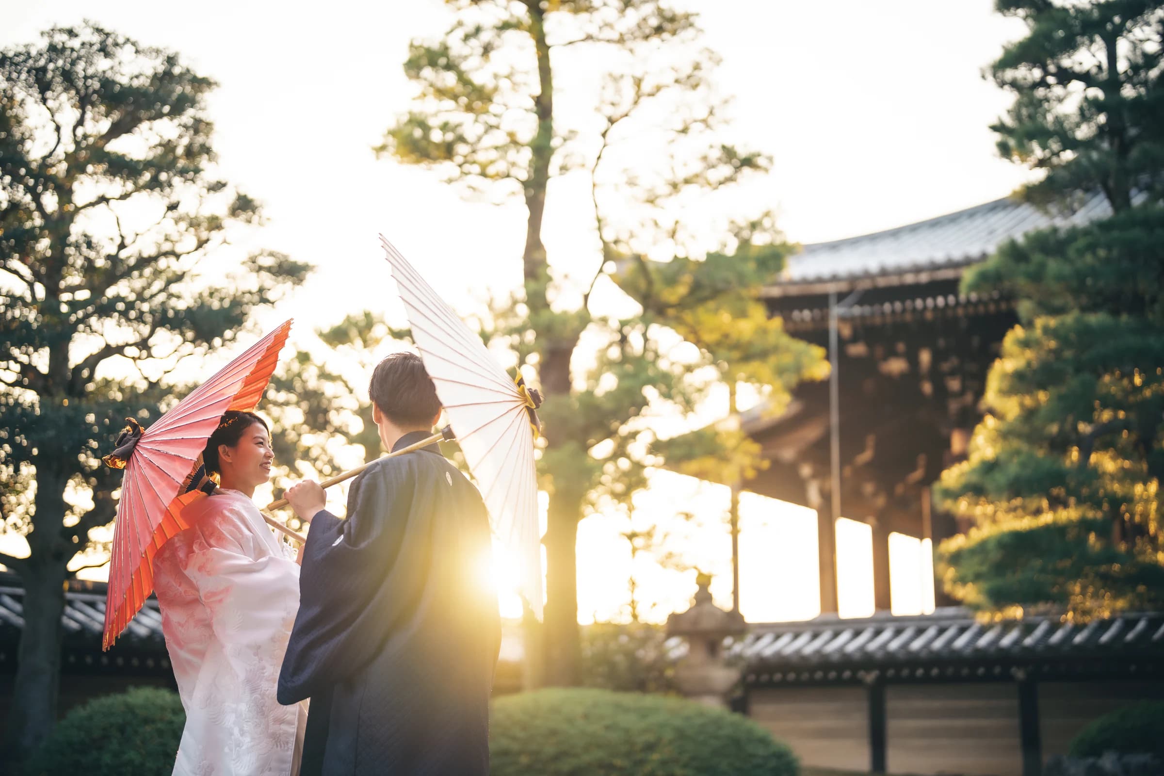 夕日の光の中、和装と番傘で撮影した新郎新婦のLámpe撮影例