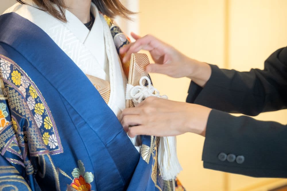和装を整える丹庵スタッフの手元