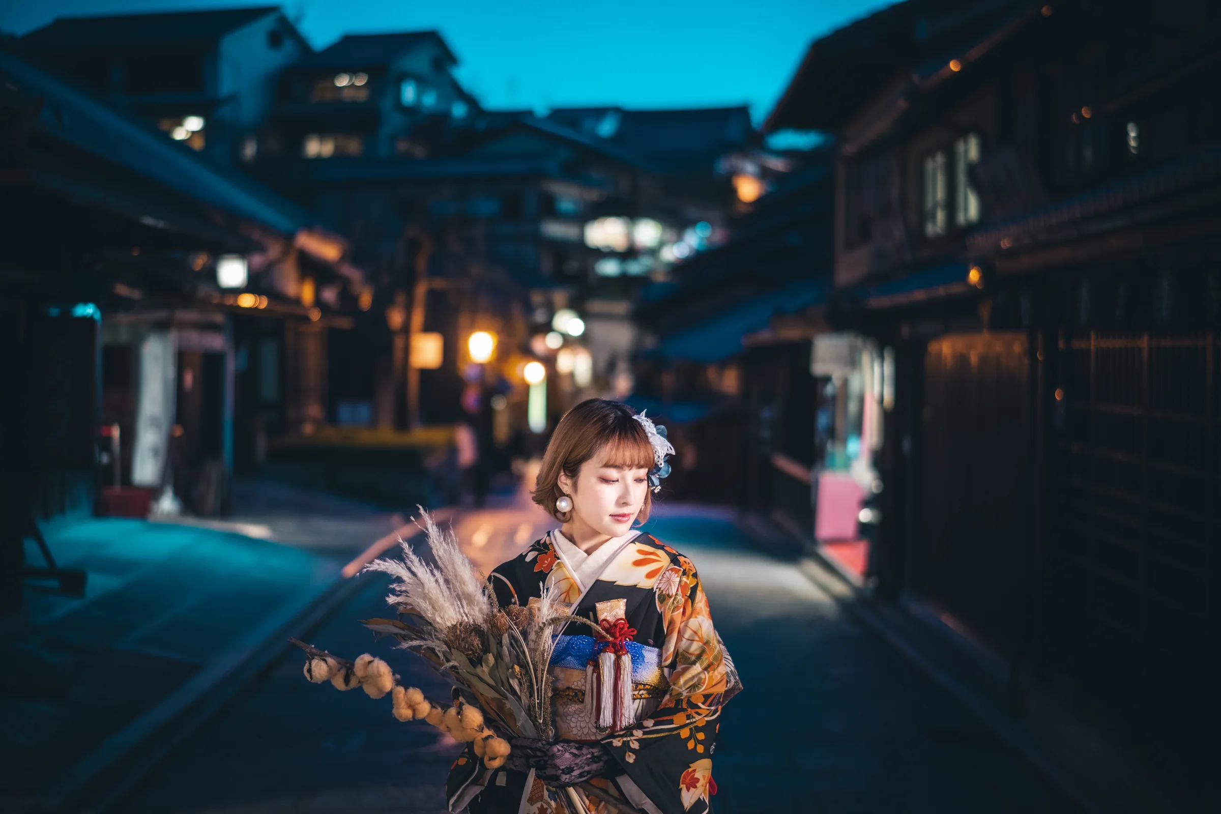 ブルーアワーの京都の街でライティングされた黒引振袖姿の花嫁